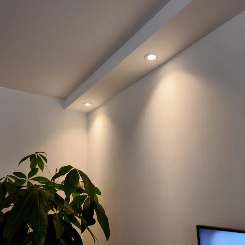 Verlaagd plafond met inbouwspots; het strijklicht laat zien dat het vlak volledig egaal is